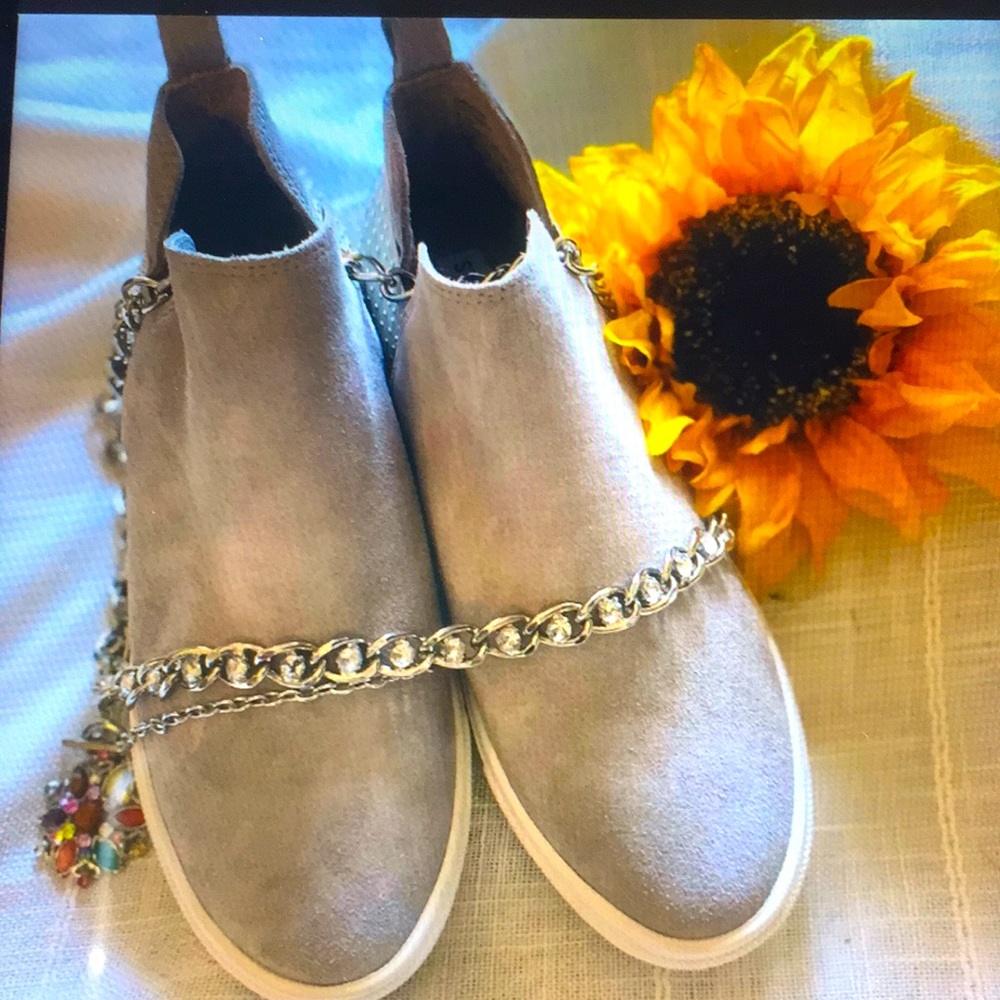 STEVE MADDEN HEIGHT BUILT IN WEDGE. 8.5. NWT